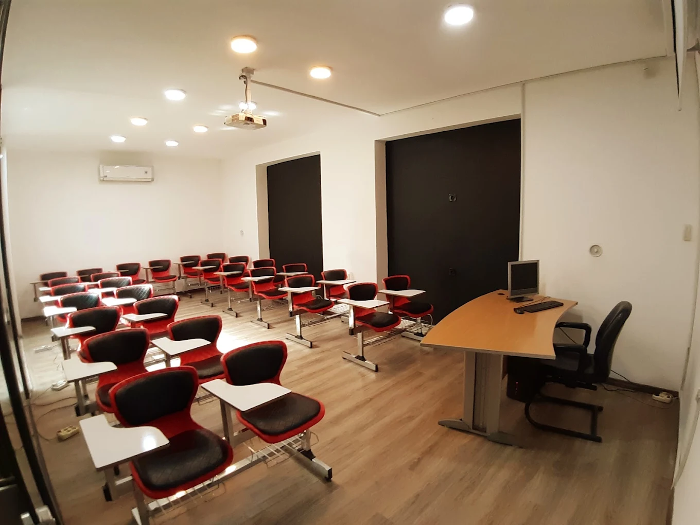 مرکز آموزش انفورماتیک بین الملل (i3center)